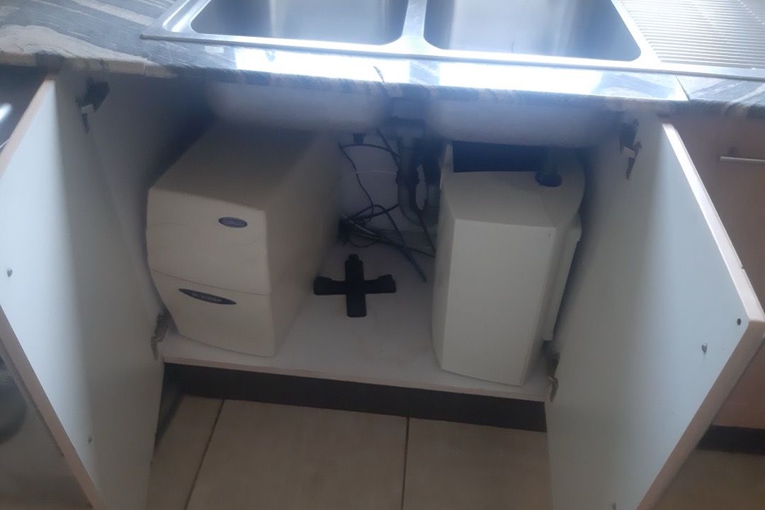 Under-sink water filter installation with copper supply lines and a dedicated drinking water faucet